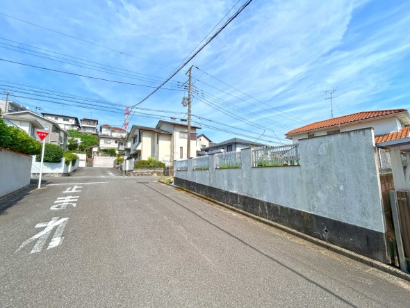 北側道路。