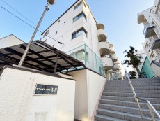 マンション外観。生活利便性に優れた立地環境。