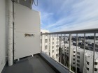 日差しの差し込むバルコニー