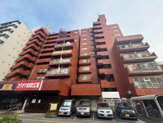 マンション外観。生活利便性に優れた立地環境。