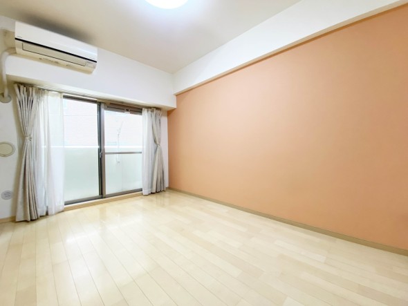 洋室6帖。明るくあたたかな居室では、朝の目覚めも気持ちよく起きられます。