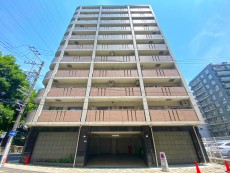 マンション外観。生活利便性に優れた立地環境。