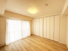 洋室5.5帖。フローリングの部屋は清潔感があり、日々のお掃除も楽で助かります。