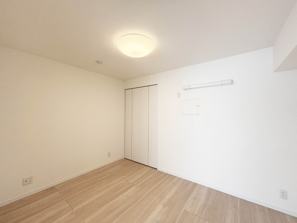洋室5.6帖。フローリングの部屋は清潔感があり、日々のお掃除も楽で助かります。