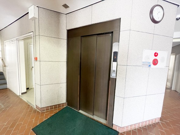 エレベーター付きのマンションです。