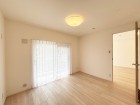洋室5.6帖。明るくあたたかな居室では、朝の目覚めも気持ちよく起きられます。