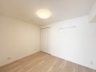 洋室5.6帖。フローリングの部屋は清潔感があり、日々のお掃除も楽で助かります。