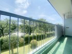 日差しの差し込むバルコニー