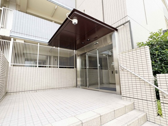 爽やかな青空の下に贅沢なほどに降り注ぐ陽光、豊かな居住性と、クオリティが見事に調和した住空間は、住まうことの喜びを感じさせてくれ