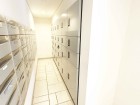 宅配ボックスがあるためご不在時であってもお帰りの際に大きな荷物をお受け取りいただけます。
