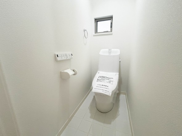 ウォシュレット機能付きの清潔感のあるトイレ。