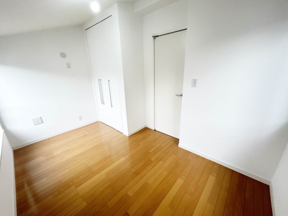 洋室4.8帖。フローリングの部屋は清潔感があり、日々のお掃除も楽で助かりますね！