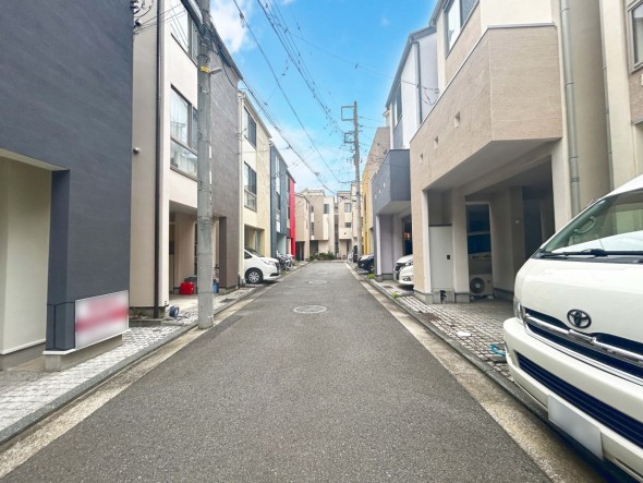 整備された前面道路です。