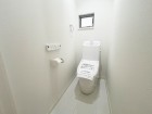 ウォシュレット機能付きの清潔感のあるトイレ。