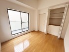 洋室5.9帖帖。明るくあたたかな居室では、朝の目覚めも気持ちよく起きられます。
