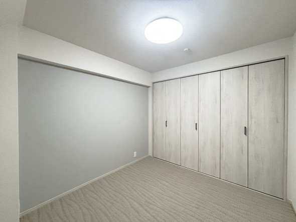 一日の疲れをいやしてくれる主寝室。時を忘れて過ごす場所として過ごせるお部屋です。