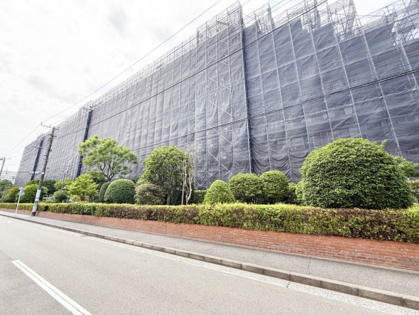 マンション外観。生活利便性に優れた立地環境。