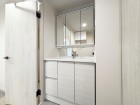 十分な大きさの洗面台は、身だしなみチェックや歯磨きなど、朝の慌ただしい時間でも余裕とゆとりを感じて頂けます。