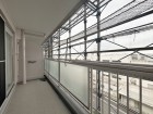 日差しの差し込むバルコニー