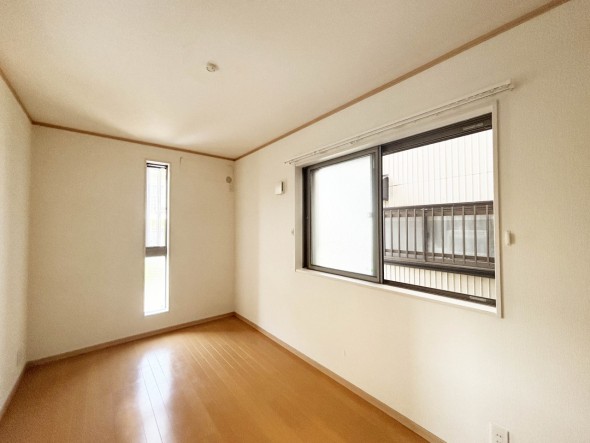 1階洋室5.9帖。フローリングの部屋は清潔感があり、日々のお掃除も楽で助かります。