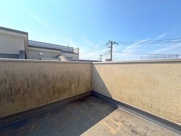 気持ちのいい空が見渡せる広いバルコニー。