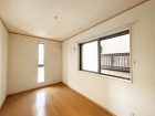 1階洋室5.9帖。フローリングの部屋は清潔感があり、日々のお掃除も楽で助かります。