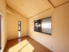 2階洋室5.9帖。明るくあたたかな居室では、朝の目覚めも気持ちよく起きられます。