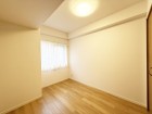 洋室5.1帖。フローリングの部屋は清潔感があり、日々のお掃除も楽で助かります。