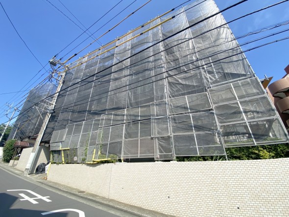 爽やかな青空の下に贅沢なほどに降り注ぐ陽光、豊かな居住性と、クオリティが見事に調和した住空間は、住まうことの喜びを感じさせてくれ