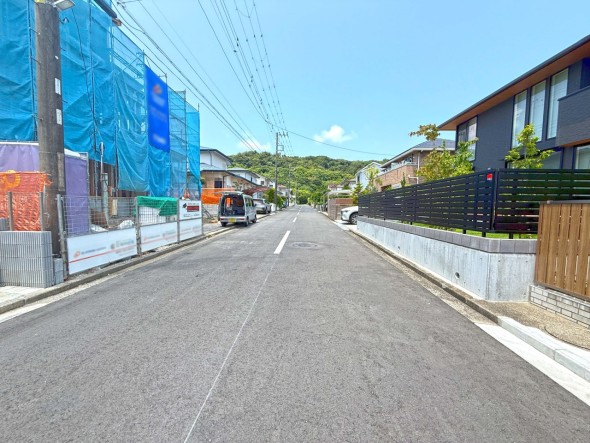 お車の出し入れもスムーズな6.5mの前面道路。