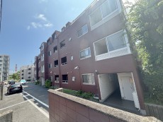 爽やかな青空の下に贅沢なほどに降り注ぐ陽光、豊かな居住性と、クオリティが見事に調和した住空間は、住まうことの喜びを感じさせてくれ