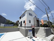 爽やかな青空の下に贅沢なほどに降り注ぐ陽光、豊かな居住性と、クオリティが見事に調和した住空間は、住まうことの喜びを感じさせてくれ