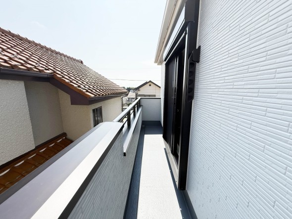 日差しの差し込むバルコニー