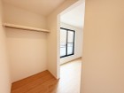 たっぷり入るウォークインクローゼットは奥行きがあるのでたくさん収納できます。