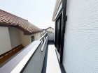 日差しの差し込むバルコニー