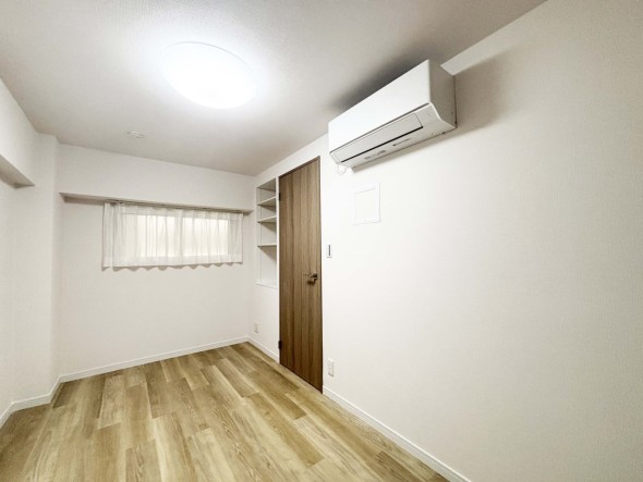 洋室5帖。フローリングの部屋は清潔感があり、日々のお掃除も楽で助かります。