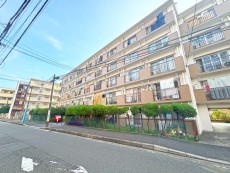 マンション外観。生活利便性に優れた立地環境。
