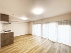 自然光が入りやすい明るいダイニング。