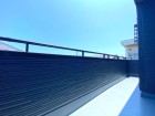 日差しの差し込むバルコニー