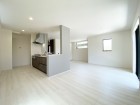 キッチンからはリビング全体が見渡せる設計。