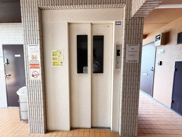 エレベーター付きのマンションです。