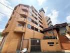 マンション外観。生活利便性に優れた立地環境。
