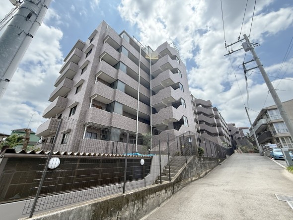 マンション外観。生活利便性に優れた立地環境。
