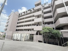 爽やかな青空の下に贅沢なほどに降り注ぐ陽光、豊かな居住性と、クオリティが見事に調和した住空間は、住まうことの喜びを感じさせてくれ