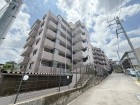 マンション外観。生活利便性に優れた立地環境。