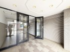 お客様をお迎えする玄関は落ち着いた雰囲気。帰り着くたびに洗練されたテイストの空間に迎えられ誇りと喜びを感じる玄関まわりです。