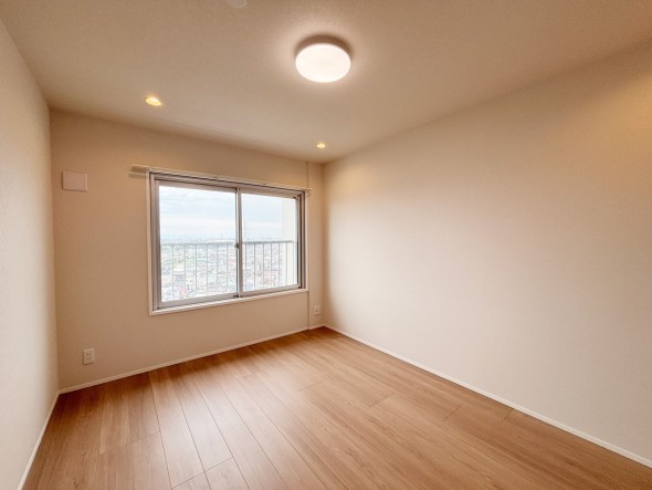 フローリングの部屋は清潔感があり、日々のお掃除も楽で助かりますね！