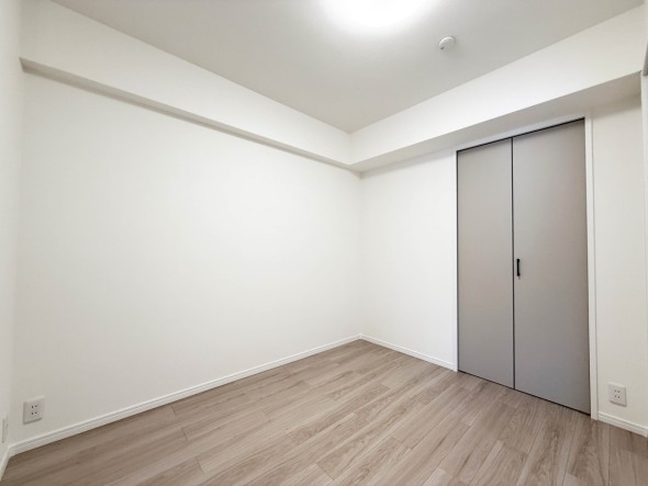 洋室4.1帖。フローリングの部屋は清潔感があり、日々のお掃除も楽で助かります。