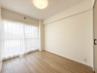 洋室5帖。明るくあたたかな居室では、朝の目覚めも気持ちよく起きられます。