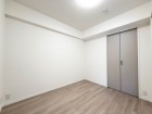 洋室4.1帖。フローリングの部屋は清潔感があり、日々のお掃除も楽で助かります。